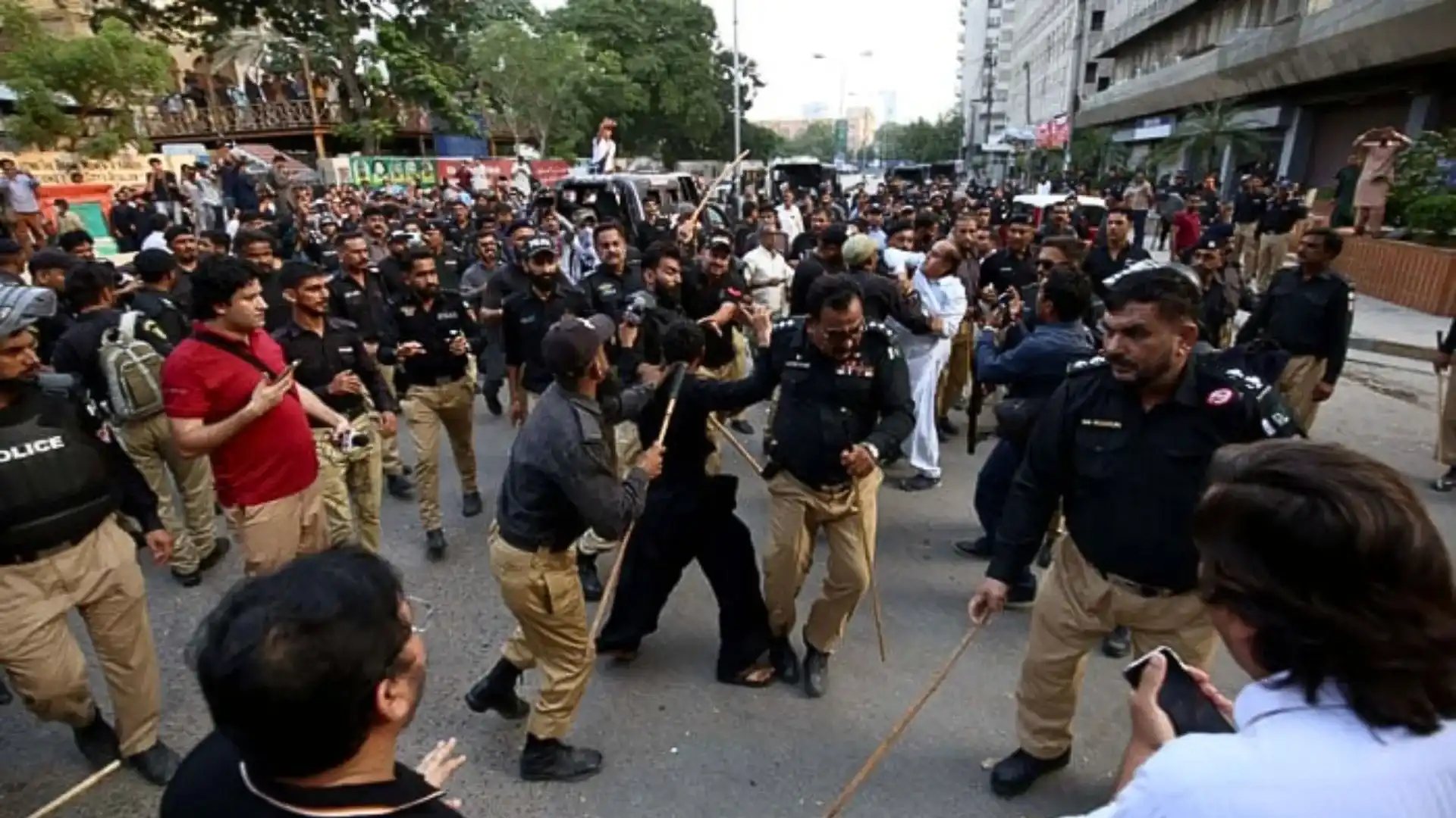 Pak: Police Clash With Protesters Near Karachi Press Club During Sindh March