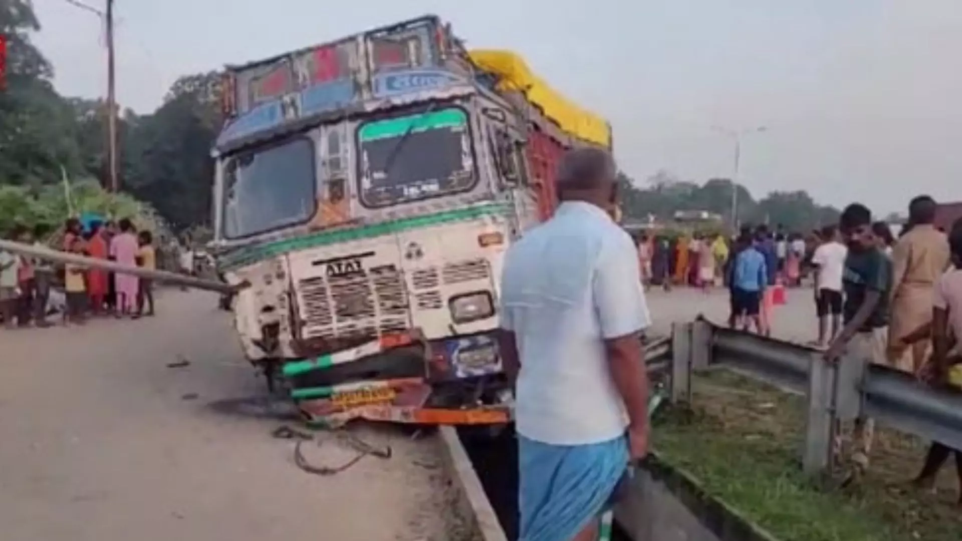 Tragic Collision on Prayagraj-Varanasi Highway Claims 10 Lives, 3 Injured