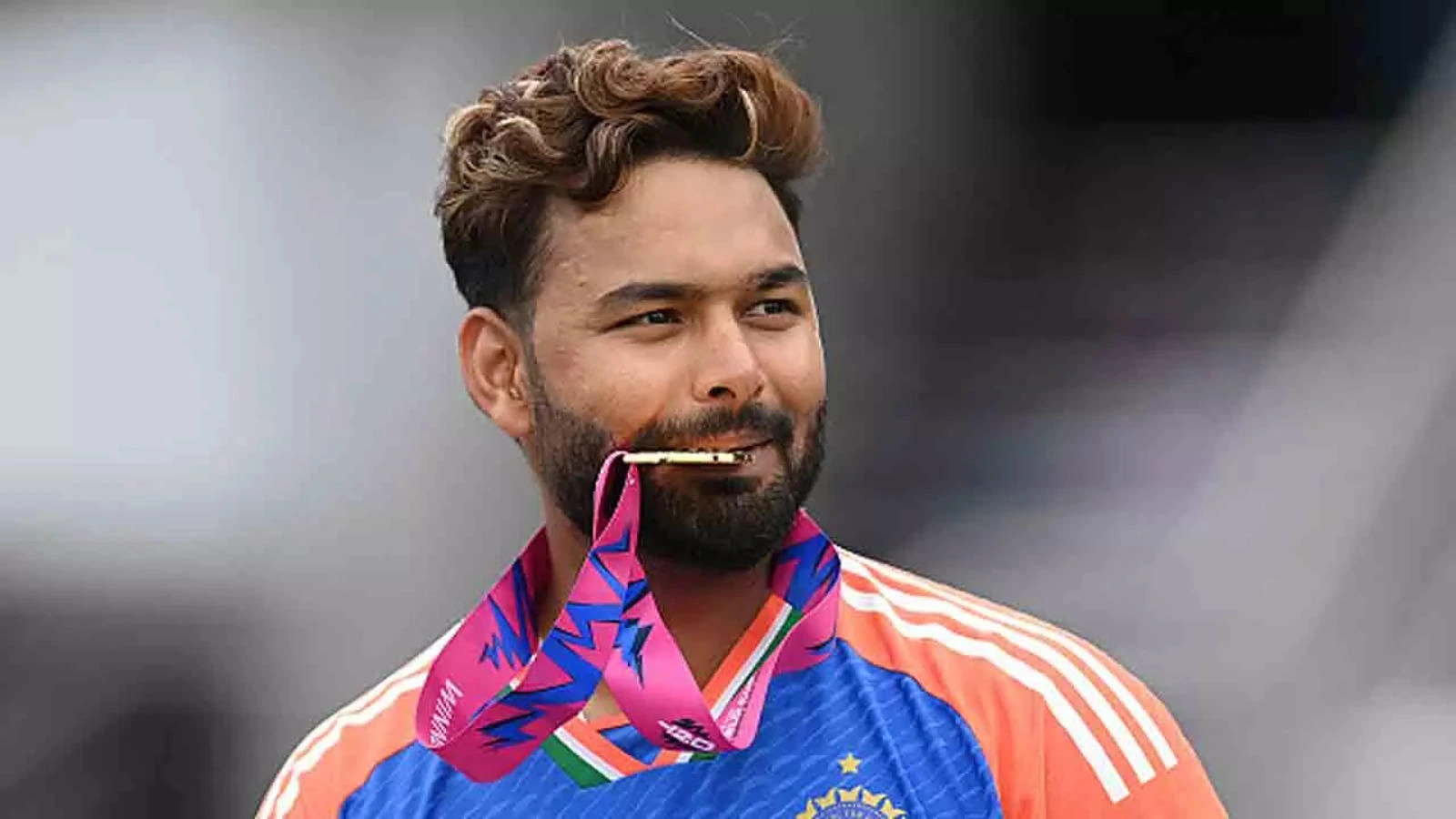 Injured Rishabh Pant Steps Up with Strapped Knee to Boost India’s Comeback