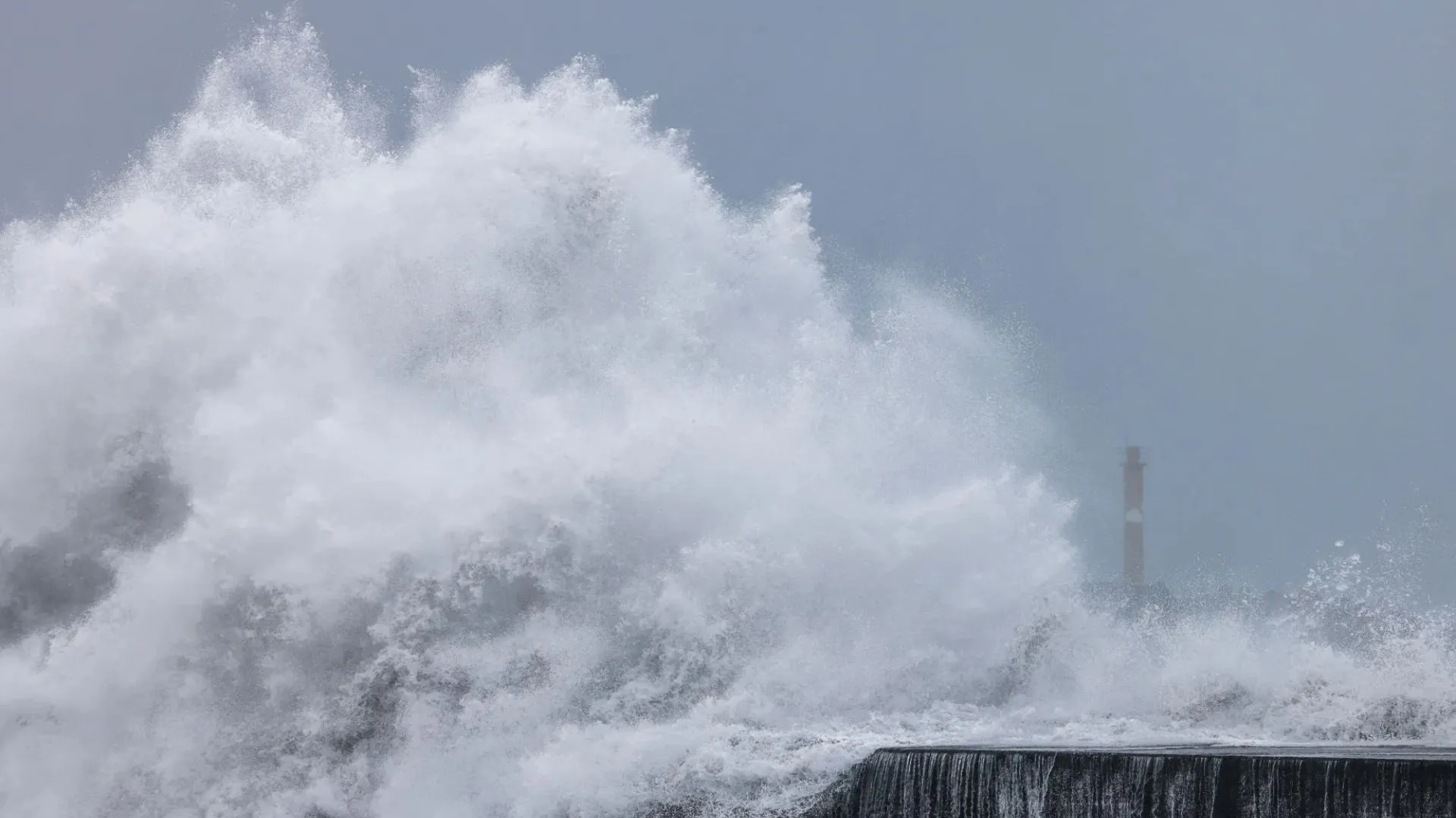 Taiwan Shuts Down As Typhoon Kong-rey Approaches, All Cities Declare Day Off