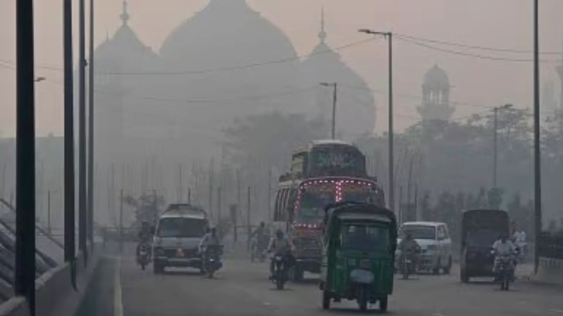 Shocking AQI Of 1900: Lahore Blames India As Pollution Crisis Reaches Historic Levels