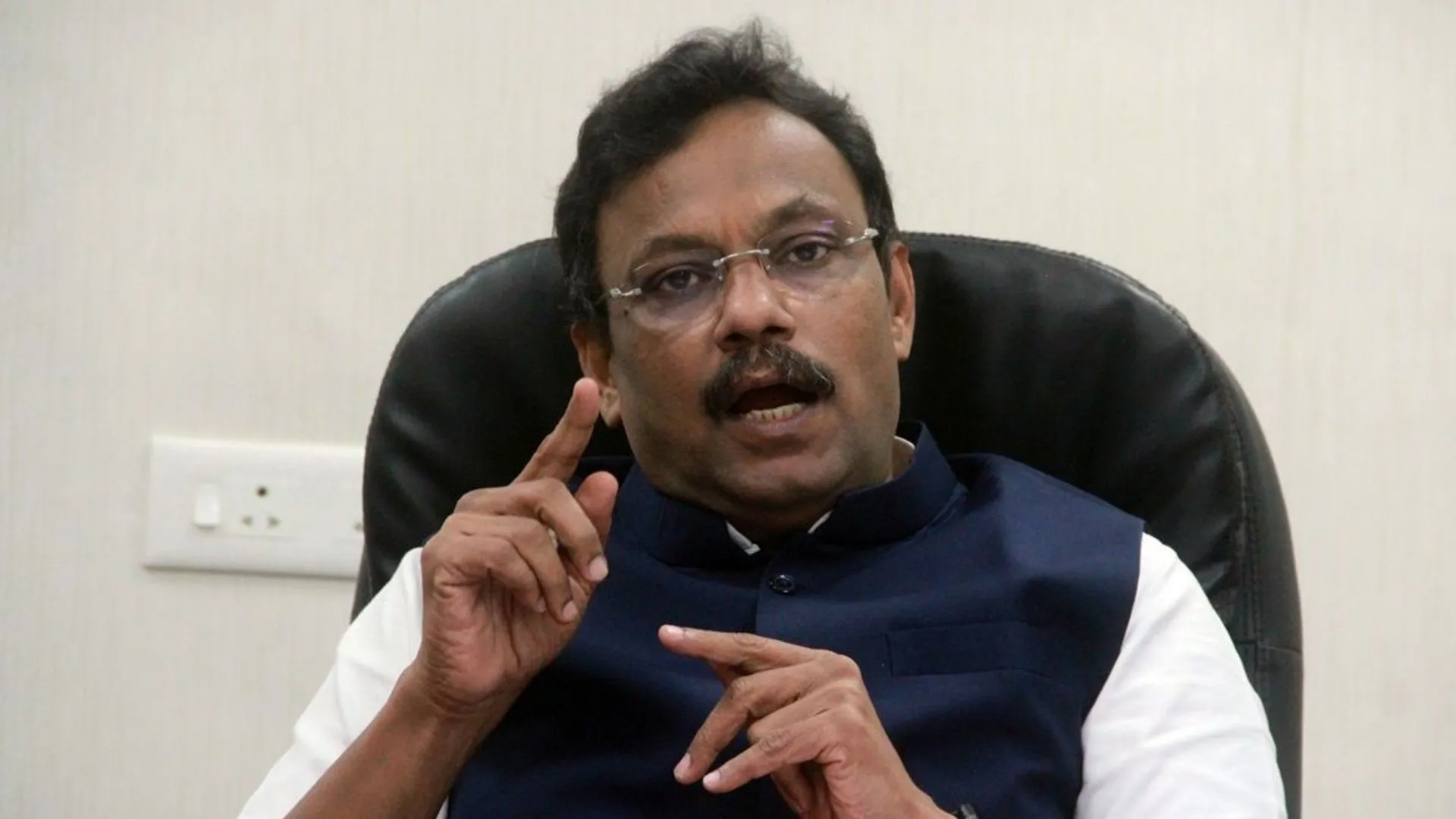 BJP leader Vinod Tawde Accused Of Arriving At Virar Hotel With ₹5 Crore To Distribute For Votes; He Denies Allegations