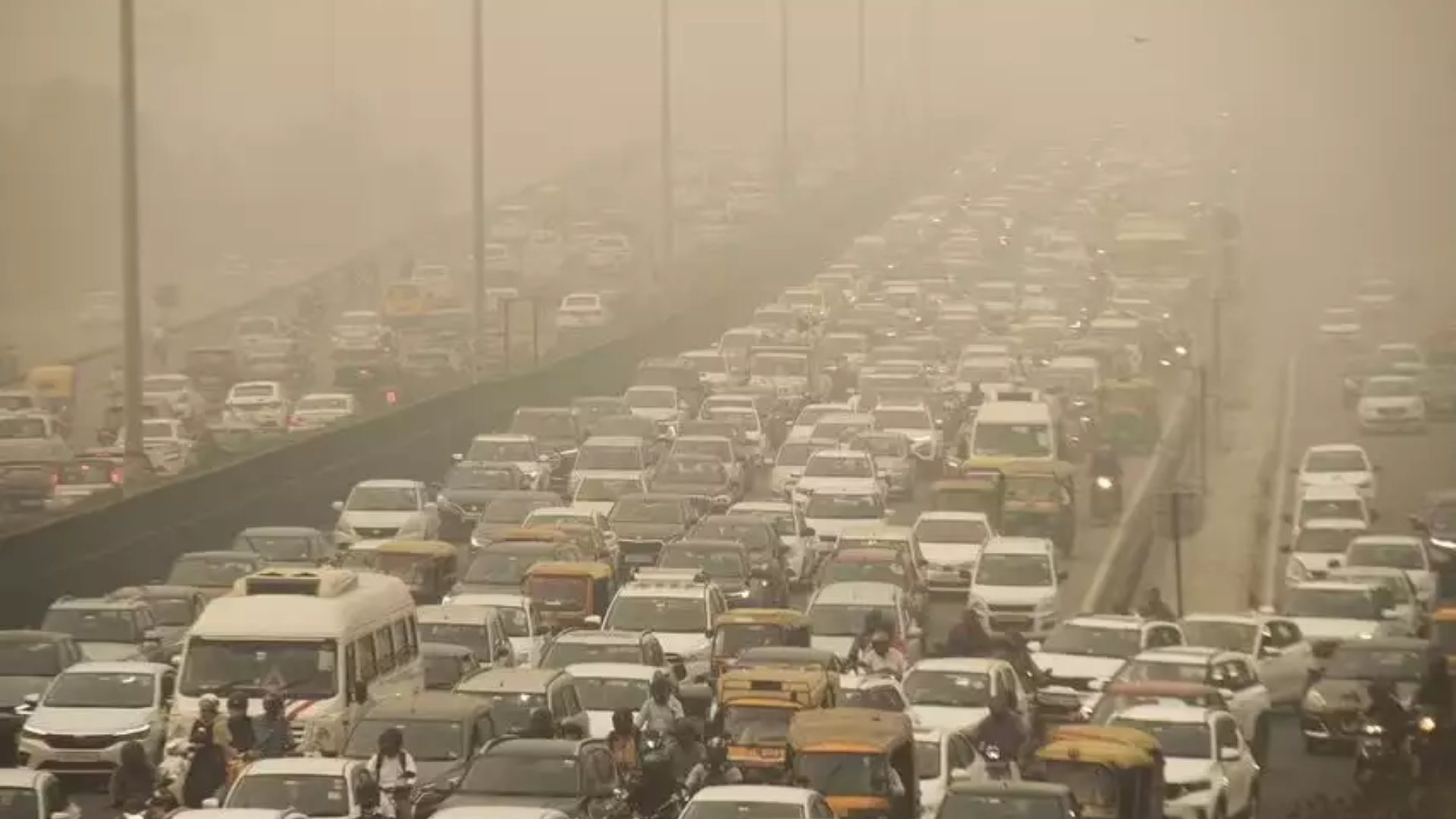 Air Pollution Update: Delhi Wakes Up With Thick Smog, AQI Stands At ‘Severe’ Category