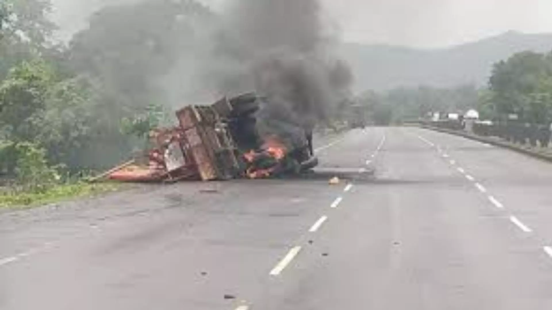 Truck Catches Fire on Mumbai-Ahmedabad Highway in Palghar, No Injuries Reported