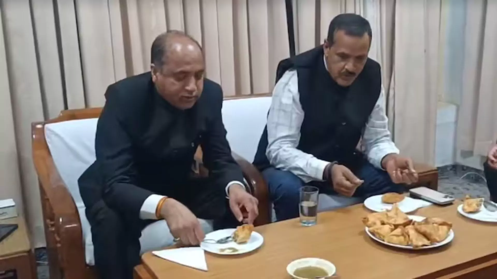 Former Himachal Pradesh Chief Minister Jairam Thakur Hosts Samosa Party To Mock Congress