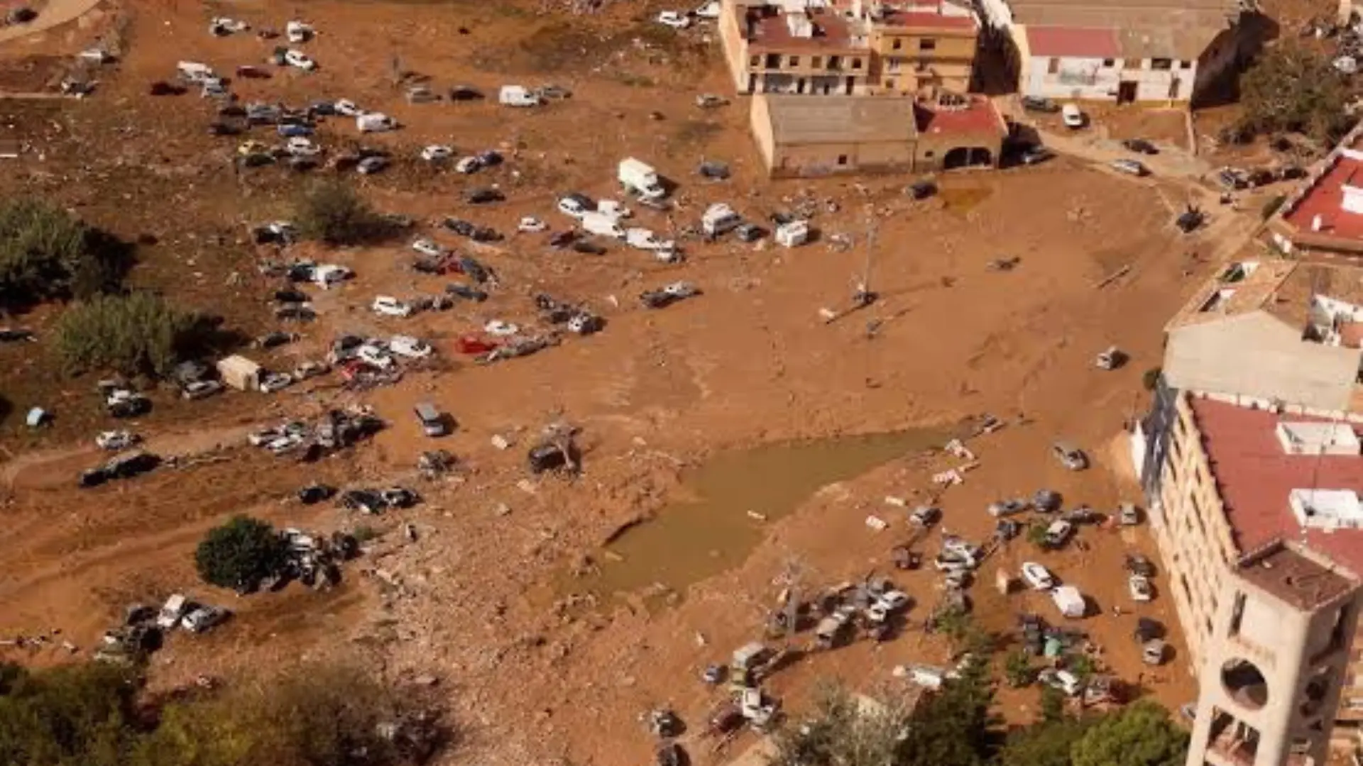 Spain: Barcelona On High Alert For Torrential Rain as Eastern Areas Battles Aftermath of Deadly Floods: Classes Suspended, Air Traffic Affected