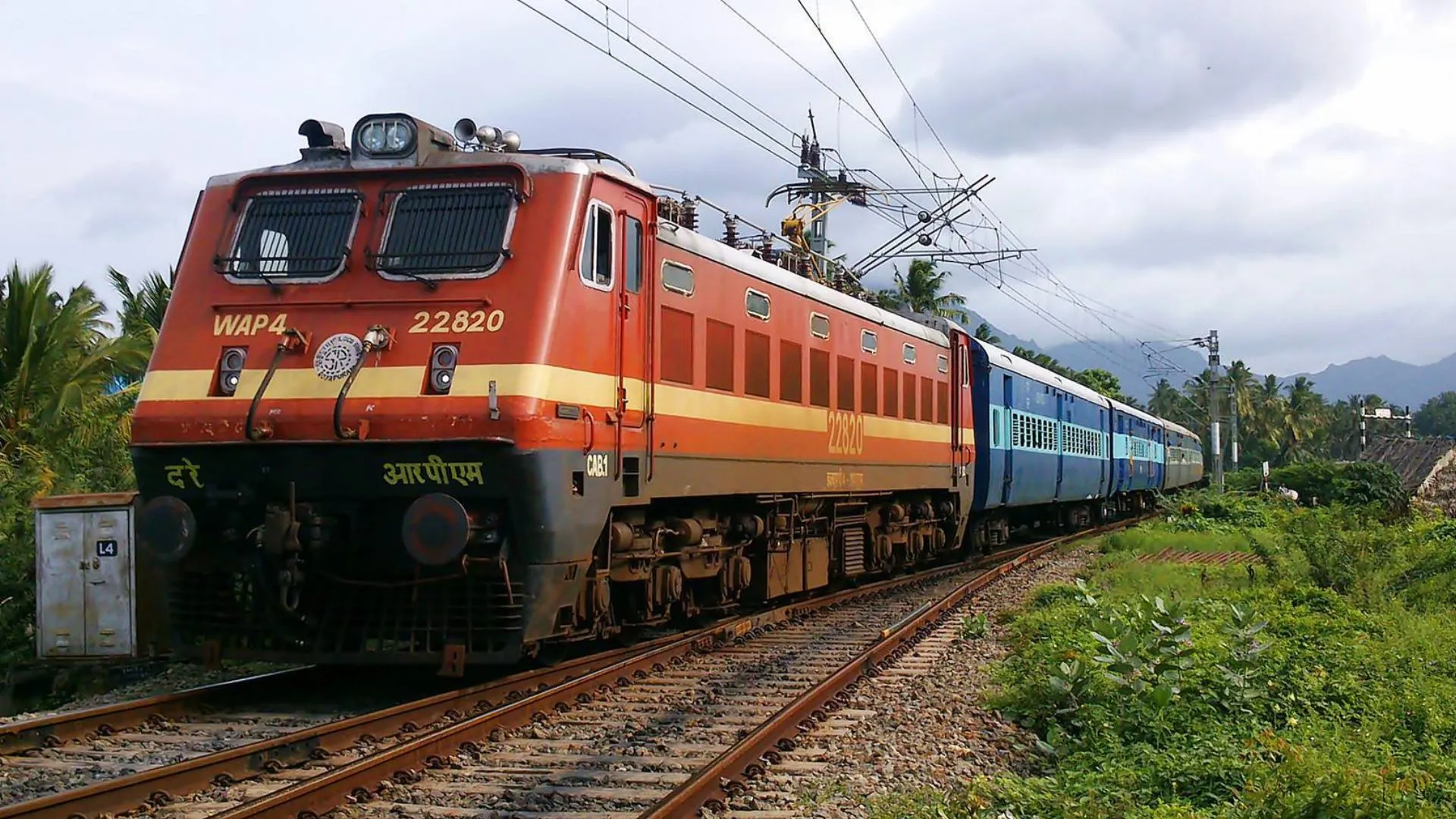 Railway Minister Ashwini Vaishnaw Reveals How Often Train Blankets Are Washed – You’ll Be Surprised!