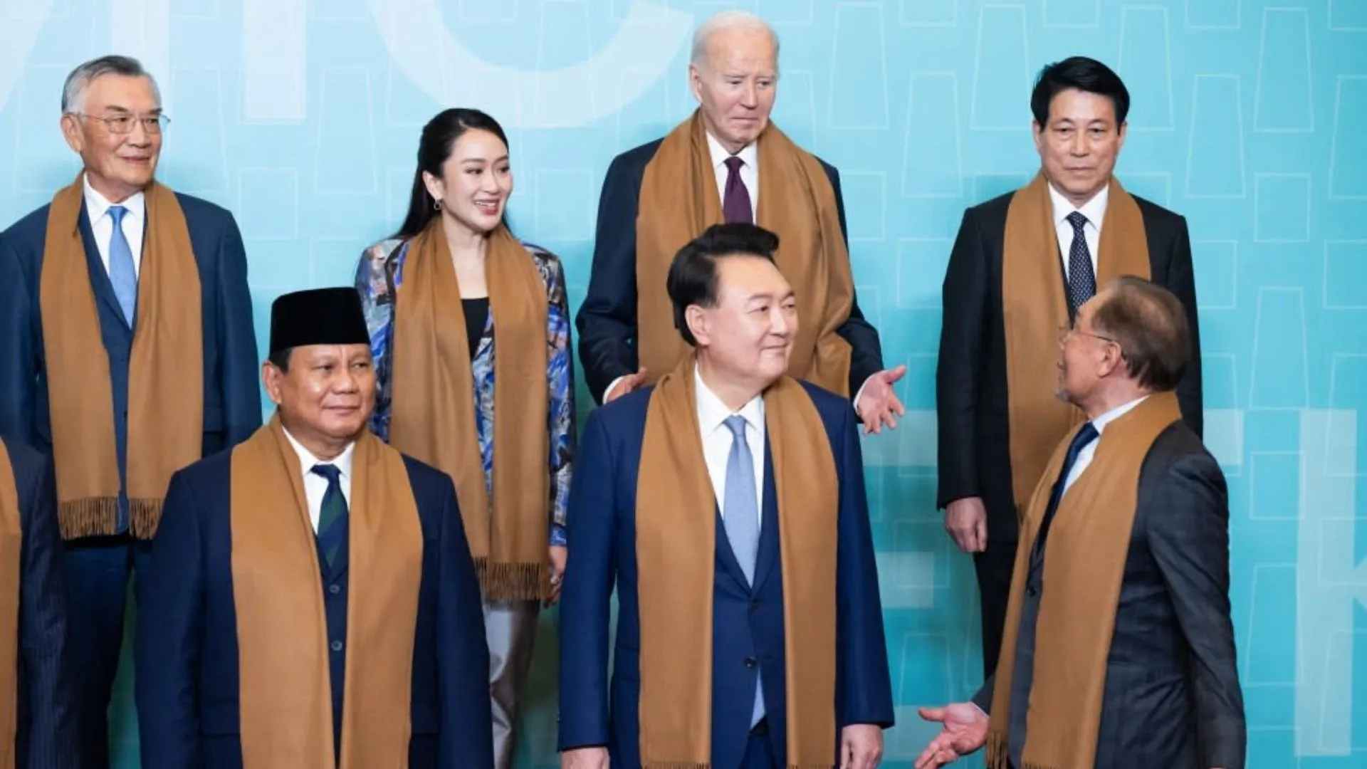 Lame-duck Biden Pushed To Back Of APEC Summit Photo While Xi honored Up front