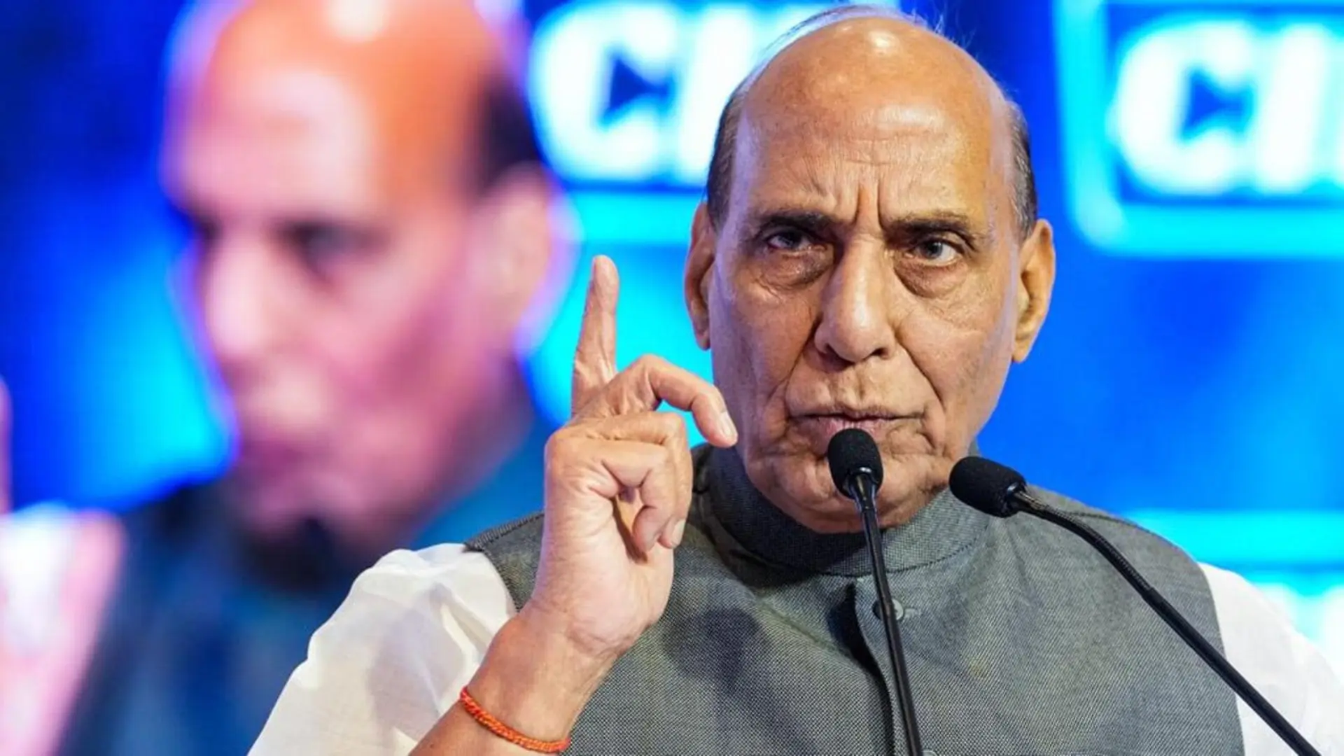 Rajnath Singh Slams JMM-Led Alliance As ‘Fused Crackers, Jamkar Malai Maro’