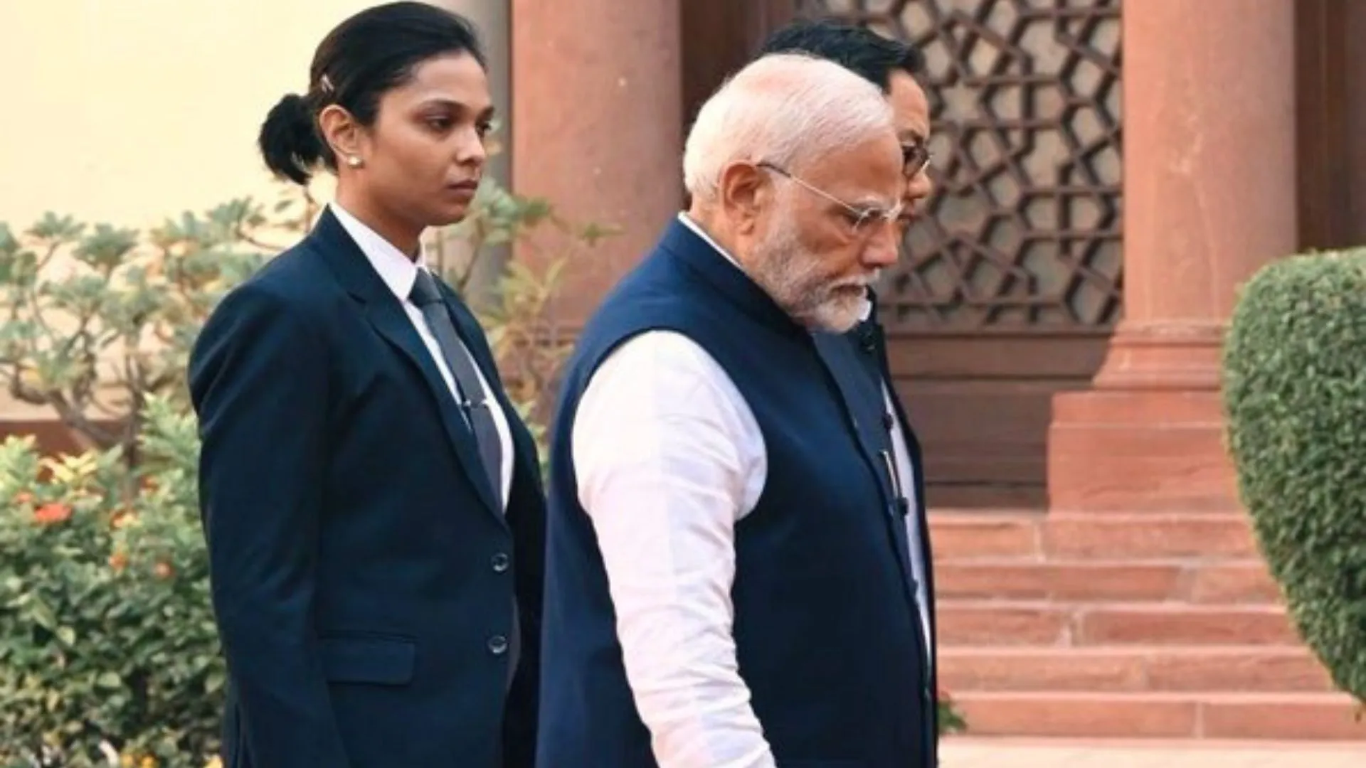 Female SPG Commando And PM Modi In Viral Picture—What’s The Story?