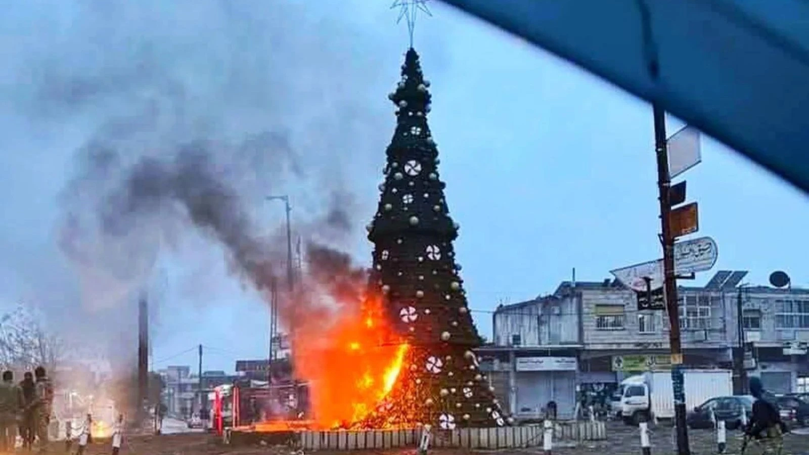 Syira: Christians Protests In Damascus Over Christmas Tree Burnt By Islamist Group