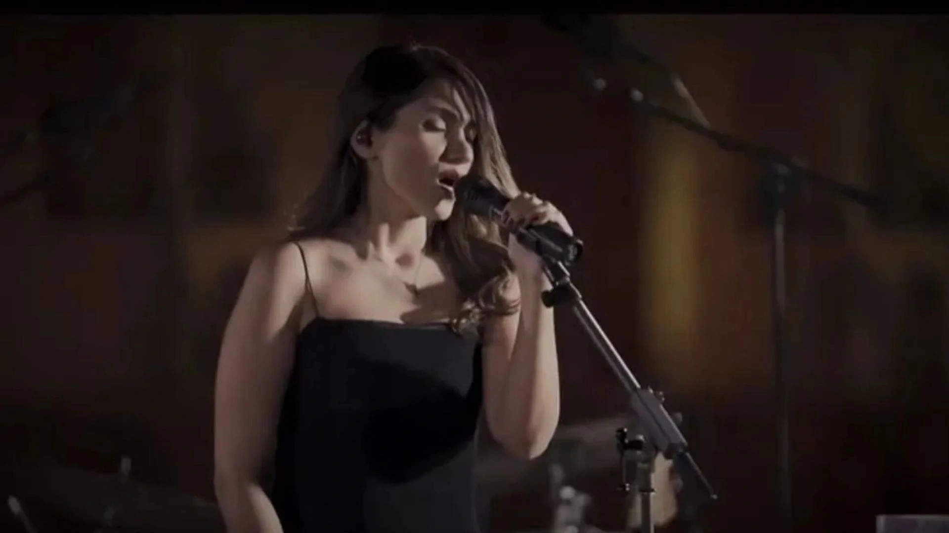 Iranian Singer Under Legal Scrutiny For Performing Without Hijab, Know What Happened