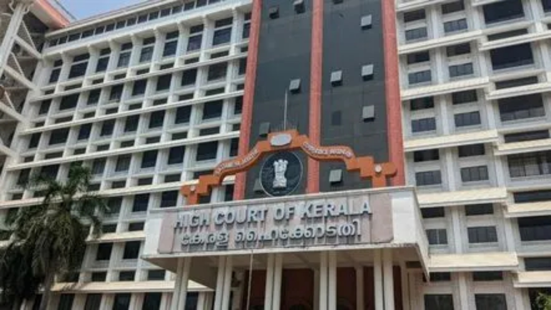 “Flex Boards Congratulating State Govt, TDB Not Permitted In Temples”: Kerala HC