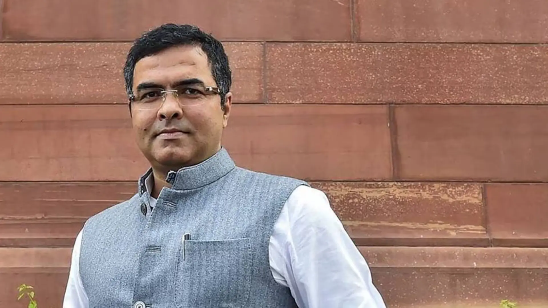 AAP Alleges BJP Leader Parvesh Verma Paid ₹1,100 to Women Voters in Kejriwal’s Constituency