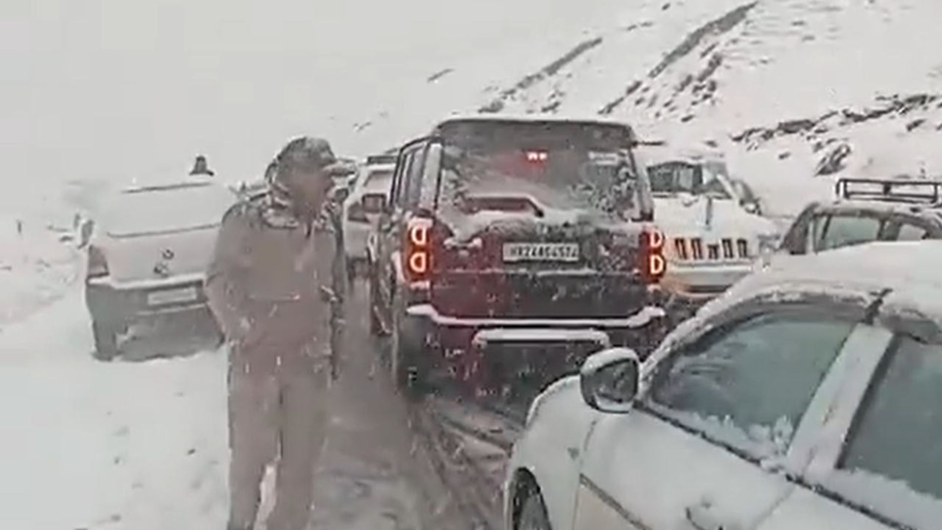 Snowstorm Paralyses Manali, Over 1,000 Vehicles Stranded Between Solang And Atal Tunnel | WATCH