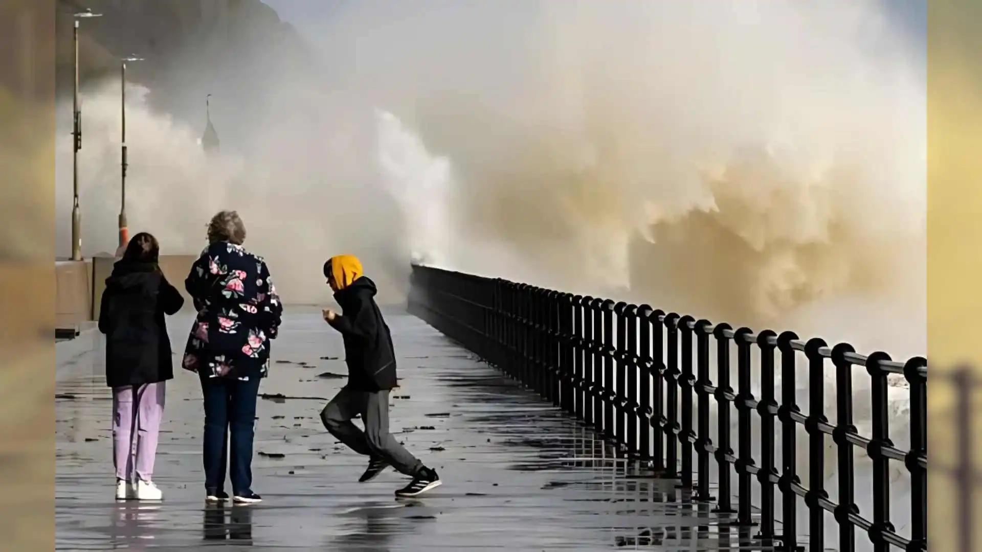 Storm Darragh Hits Wales: Red Warning For 91 mph Winds, UK Christmas Events Canceled – DETAILS