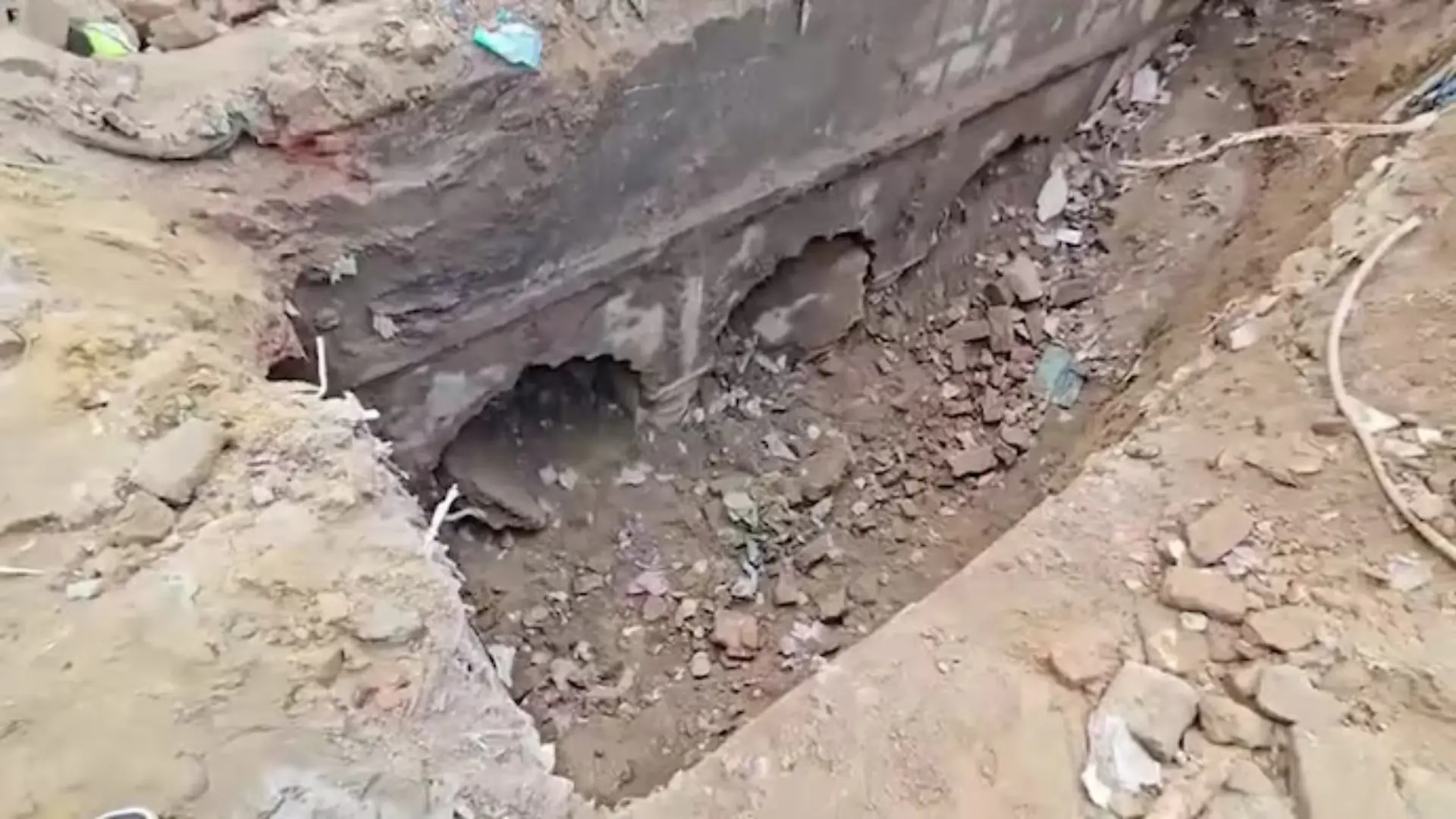 Sambhal : Ancient Stepwell Discovered in Chandausi, Authorities Tackle Encroachments to Preserve Heritage