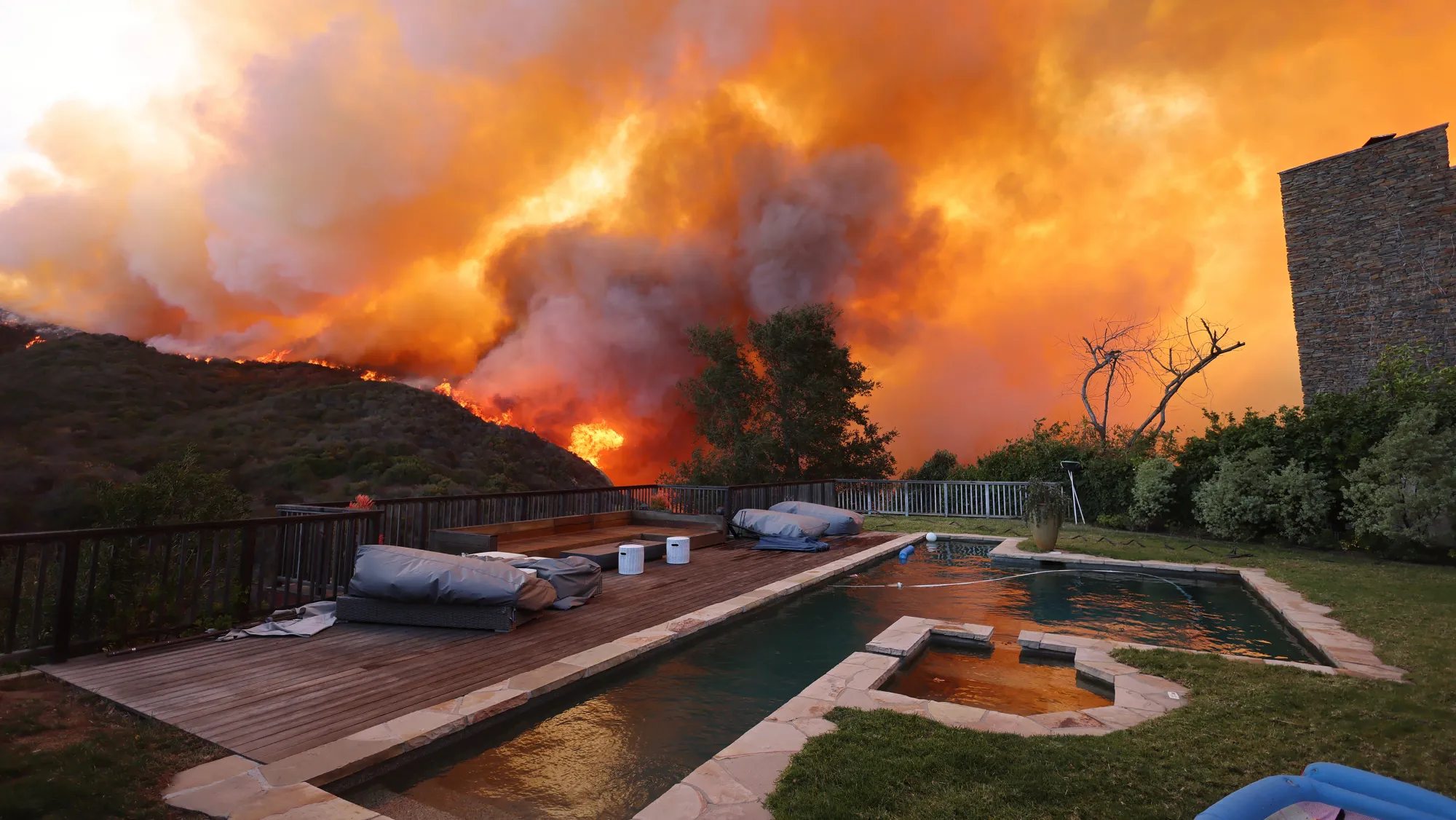 Brentwood, Los Angeles, On High Alert As Palisades Fire Expands