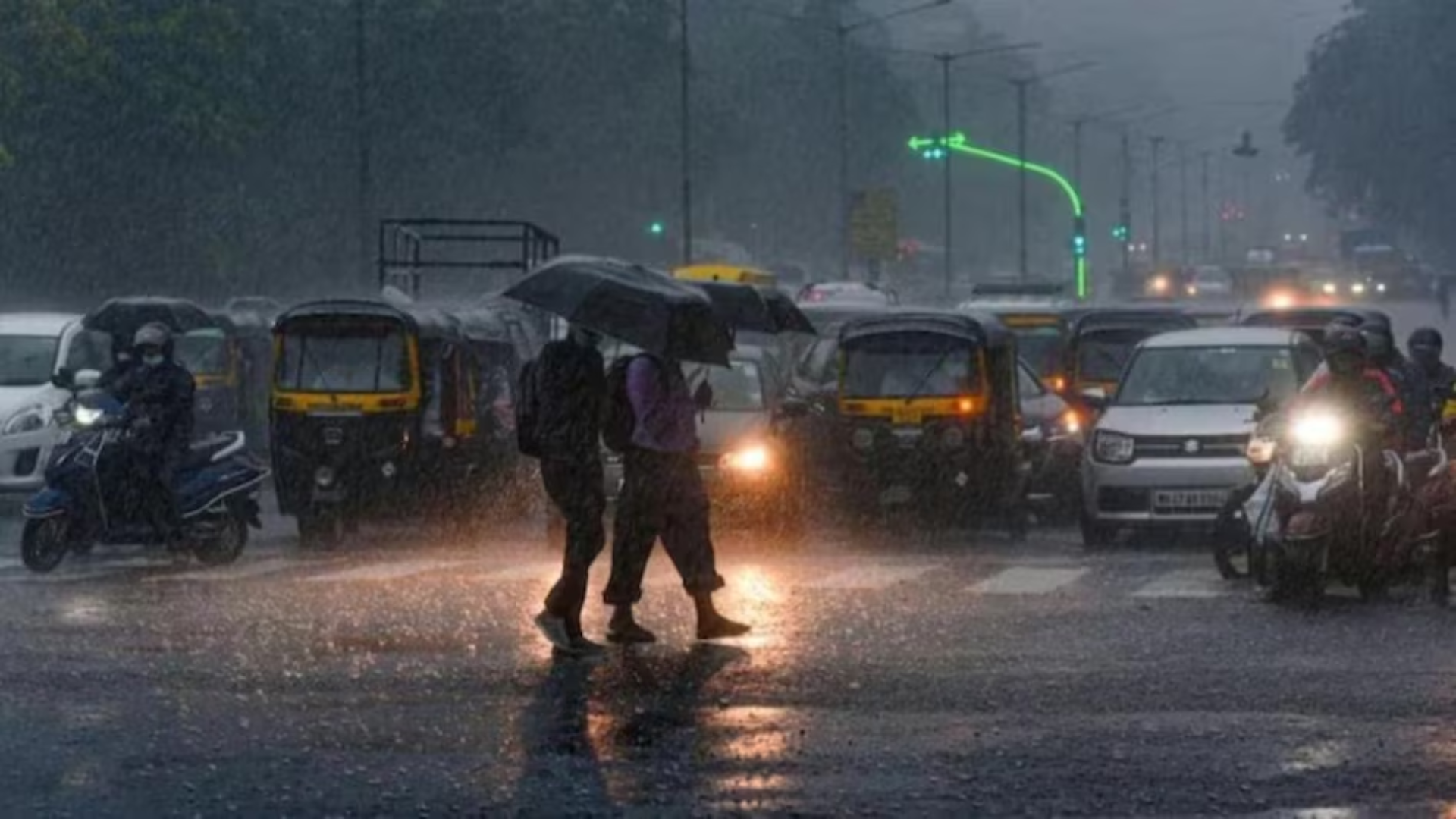 Lightening, Thunder And Heavy Rain In Delhi NCR At Midnight, Watch