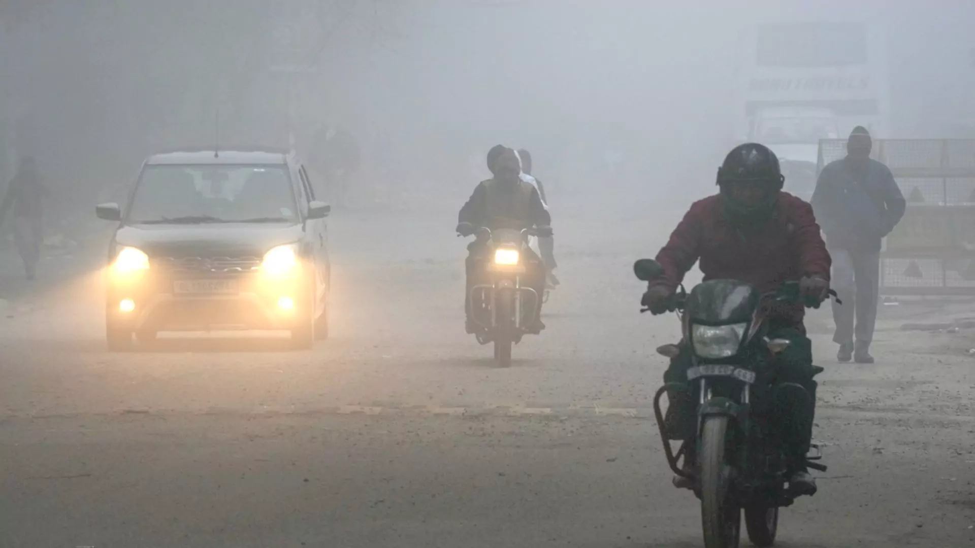 Dense Fog and Cold Wave Hit Delhi As Temperatures Drop To 9° Celsius: 5 Tips To Drive Safely