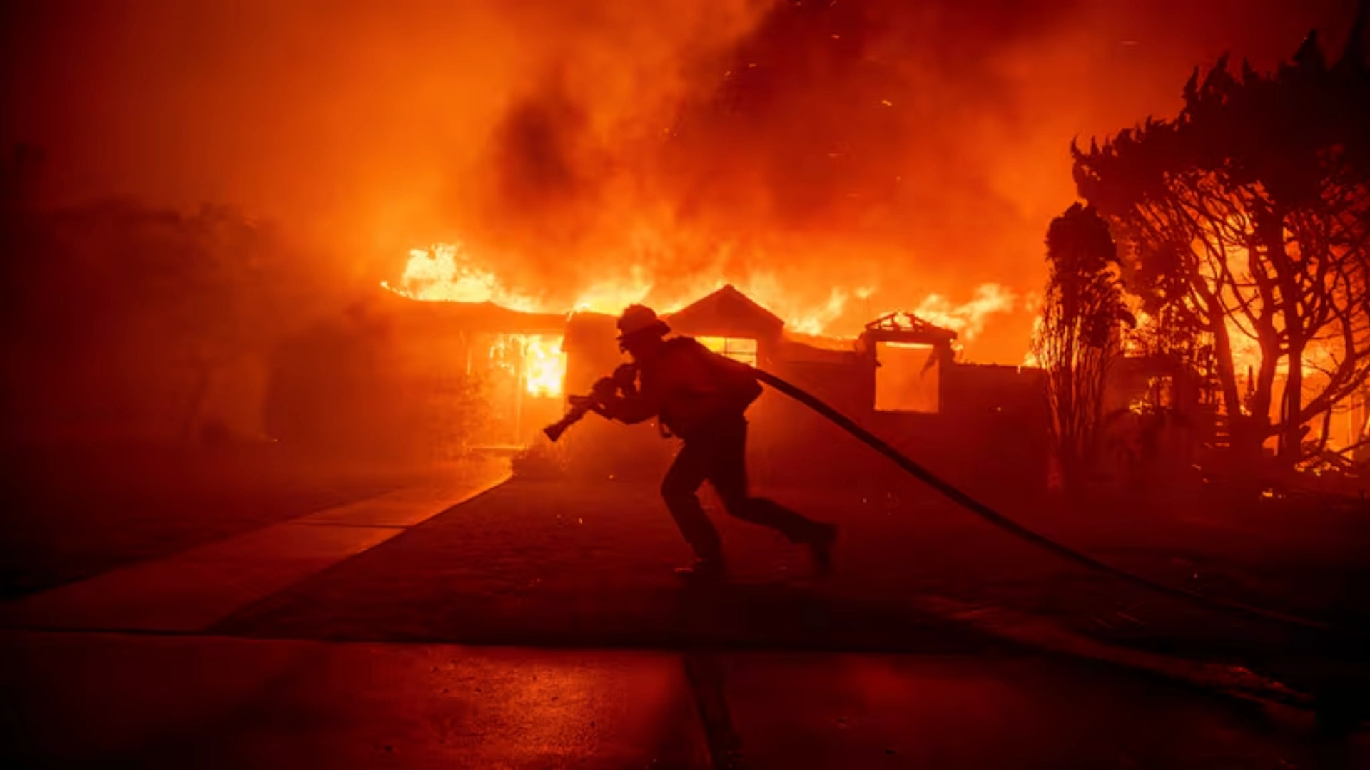 Los Angeles Fire Update: Death Toll Reaches 5 As Wildfires Burns Down More Than 10,000 Acres Of Land