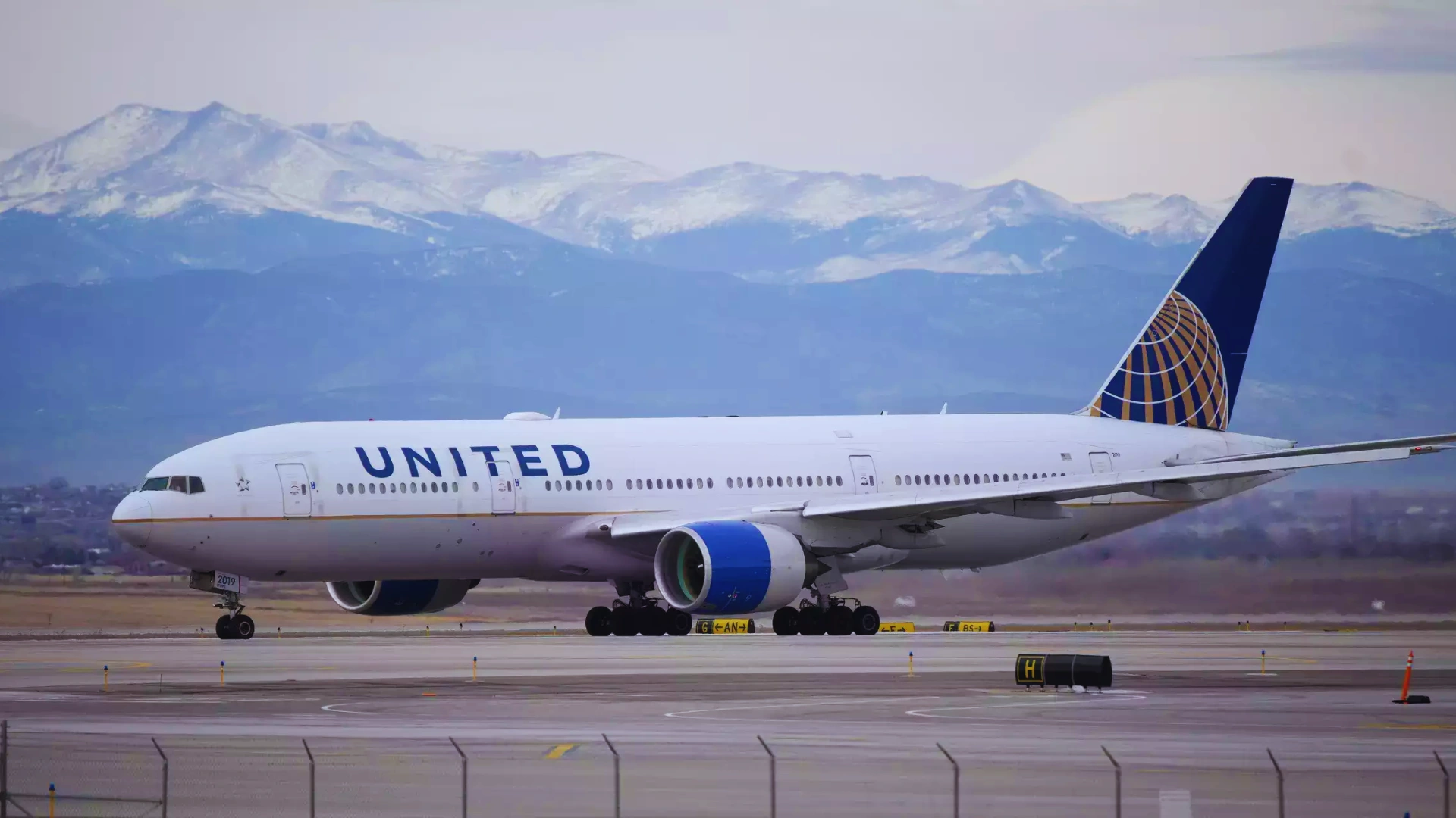 American Airlines Plane With 293 Passengers Collides With United Airlines Aircraft- Deets Inside!