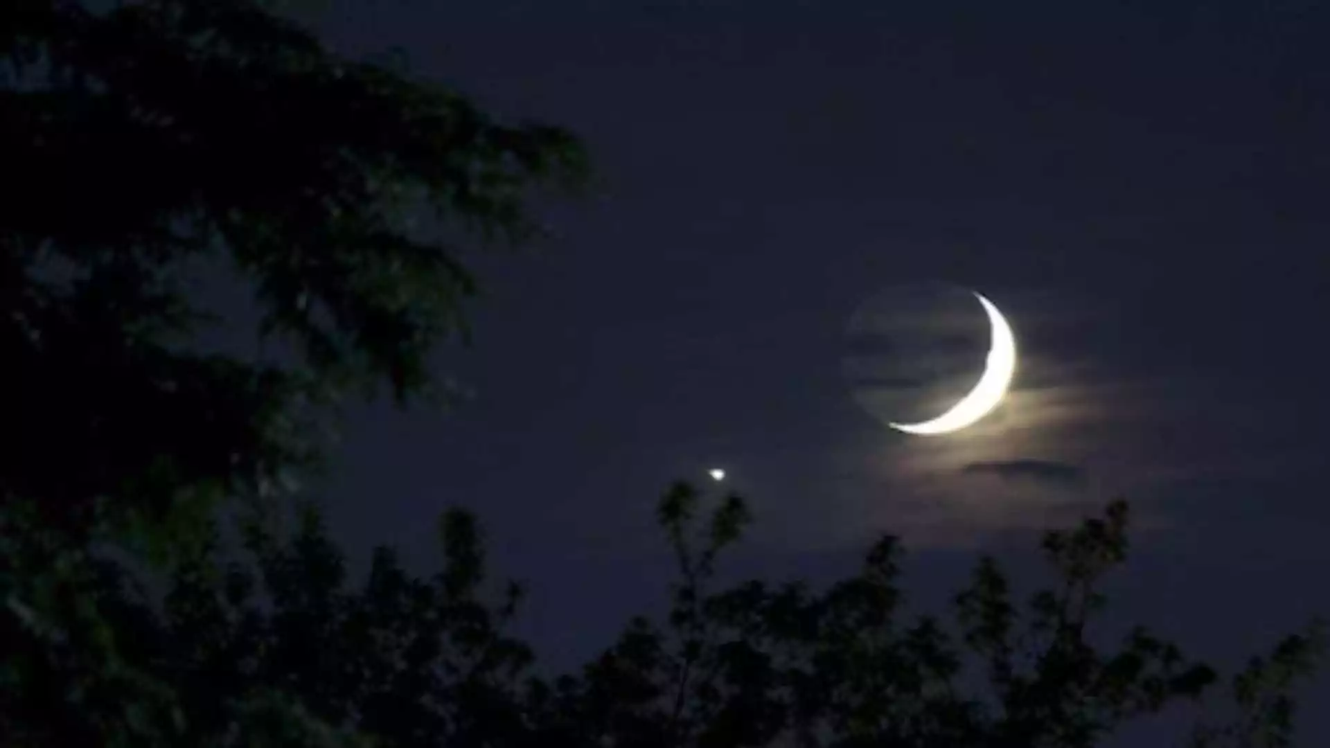 Venus Dazzles Above Moon in Rare Night Sky Event; Stuns Stargazers Worldwide