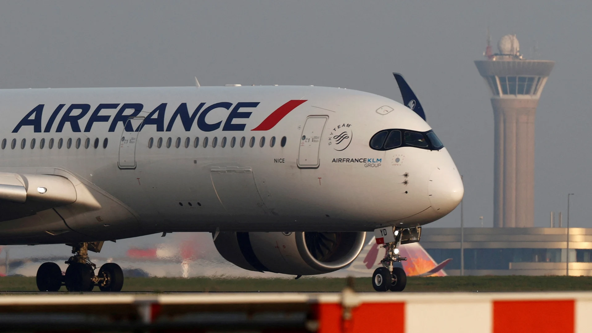 Air France Passenger Dies On Flight From Paris To Boston Despite Doctor’s Efforts