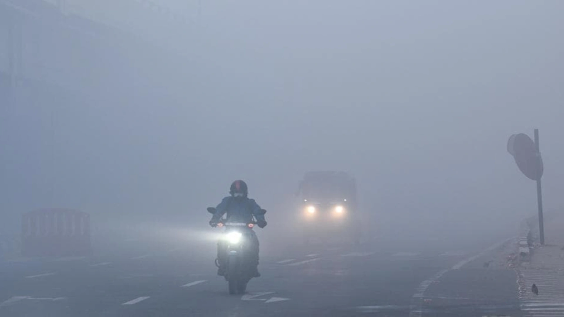 Dense Fog In North India: Flights, Trains Ops Disrupted Amid Poor Visibility; Schools Shut